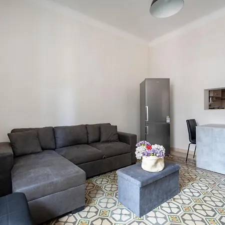Guesthost - Grey Queen Apartment