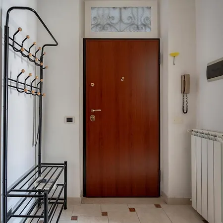Guesthost - Grey Queen Apartment